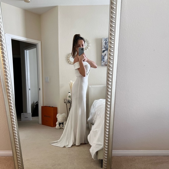 🌟 Scuba crepe gown white maxi off shoulder dress with Slit - Picture 4 of 8